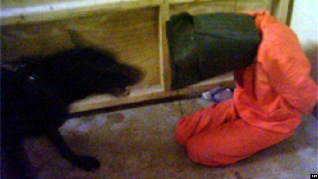 Tras el derrocamiento de Saddam Hussein en 2003, soldados estadounidenses se fotografiaron mientras maltrataban a personas detenidas en la prisión de Abu Ghraib.